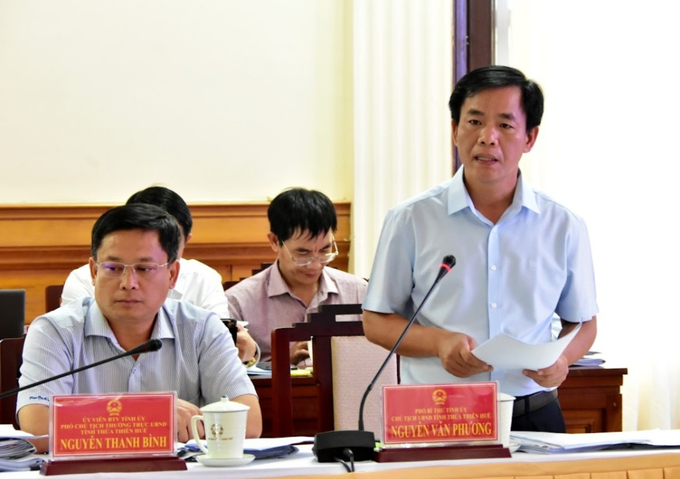 Chủ tịch UBND tỉnh Thừa Thiên Huế Nguyễn Văn Phương báo cáo tại buổi làm việc.