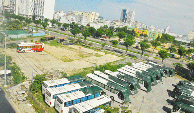      Một bãi đỗ xe tạm trên đường Võ Văn Kiệt, quận Sơn Trà. Ảnh: THÀNH LÂN