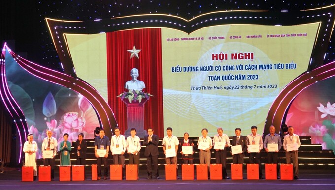 Thủ tướng Chính phủ Phạm Minh Chính tặng quà và trao kỷ vật chiến tranh cho các cán bộ đi B và các Mẹ Việt Nam anh hùng.