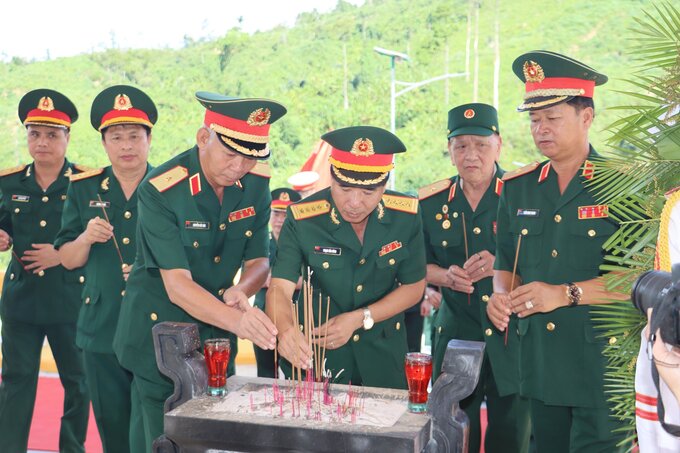 Lãnh đạo Bộ tư lệnh Quân khu 4 qua các thời kỳ dâng hương, dâng hoa các liệt sỹ .