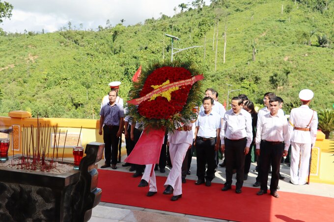 Lãnh đạo tỉnh Thừa Thiên Huế dâng hương, dâng hoa các liệt sỹ.