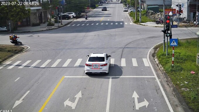 Xe ô tô vi phạm vượt đèn đỏ tại ngã 4 Lê Hồng Phong - Lý Tự Trọng( TP Bắc Giang) 