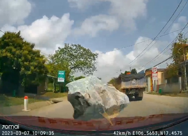 Camera hành trình ghi lại cảnh tảng đá bay thẳng vào đầu xe ô tô.