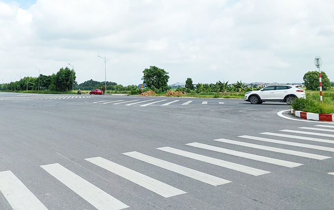 'Điểm đen' ngã tư giữa đường nối QL37 với QL17 qua Khu công nghiệp Việt Hàn và đường liên xã thuộc địa phận thôn Thượng Phúc, xã Tăng Tiến (Việt Yên) được sơn vạch kẻ đường, lắp đèn cảnh báo giao thông.