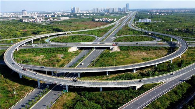 Nút giao thông giữa đường Vành đai 3 với cao tốc Hà Nội-Hải Phòng là nút giao thông hiện đại được đưa vào sử dụng đầu năm 2021.
