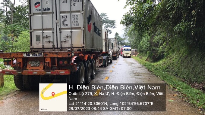 Quốc lộ 279 là tuyến đường lưu thông huyết mạch của tỉnh Điện Biển dẫn tới Cửa khẩu Quốc tế Tây Trang bị ùng ứ hàng dài do ảnh hưởng của sạt lở