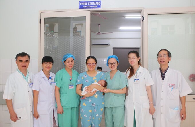 Sau khi được điều trị phẫu thuật 2 lần cùng với điều trị nội nhi tích cực trong 39 ngày tại khoa Khoa Hồi sức tích cực Sơ sinh - Nhi Sơ sinh (BV TW Huế), đến nay trẻ đã bú mẹ tốt, lên cân và được xuất viện.