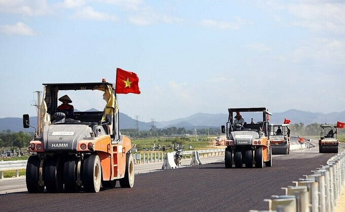 Hiện các nhà thầu đang chạy đua nước rút để hoàn thiện những hạng mục cuối cùng trên tuyến cao tốc Nghi Sơn - Diễn Châu