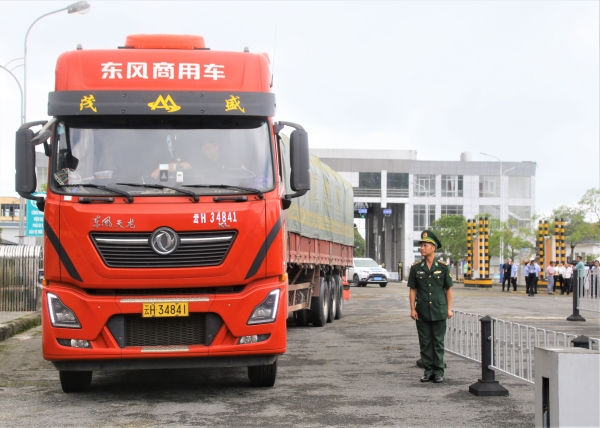 Chuyến xe vận tải hàng hóa Trung Quốc đầu tiên nhập cảnh qua cửa khẩu sau lễ thông tuyến.