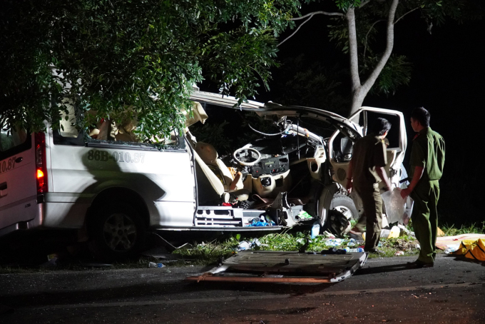 Một xe khách 16 chỗ bị tai nạn ở Bình Thuận xảy ra ban đêm tháng 7/2020 làm 8 người chết, 7 người bị thương