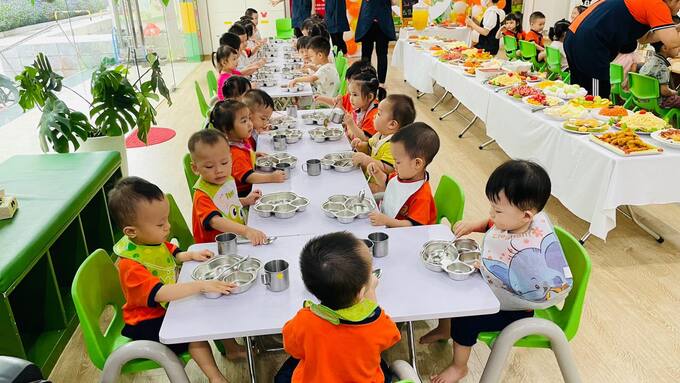 Một bữa ăn được trẻ hứng thú tại Green Tree Preschool, Hoàng Quốc Việt, Hà Nội