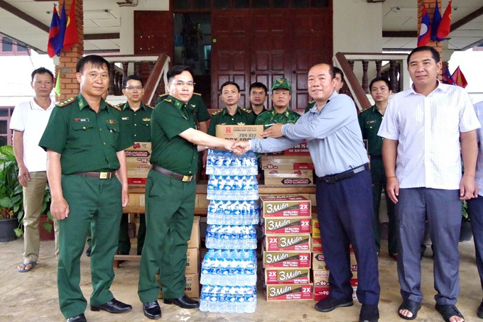 Bộ đội Biên phòng Hà Tĩnh tặng quà, thăm hỏi động viên các lực lượng đang giải tỏa sạt lở đất trên tuyến Quốc lộ 8 từ Lào về Cửa khẩu Quốc tế Cầu Treo..