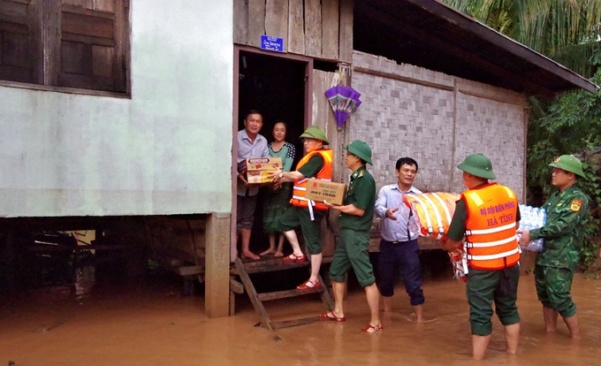 Và tặng quà hỗ trợ (100 thùng mì tôm, 100 thùng nước lọc, 100 thùng lương khô) cho bà con các bộ tộc Lào ở tỉnh Bôlykhămxay bị thiệt hại nặng nề do mưa lũ
