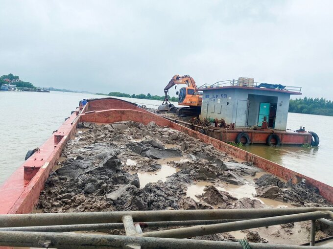 Lực lượng chức năng kiểm tra phát hiện tang vật, phương tiện vi phạm tại Yên Dũng.