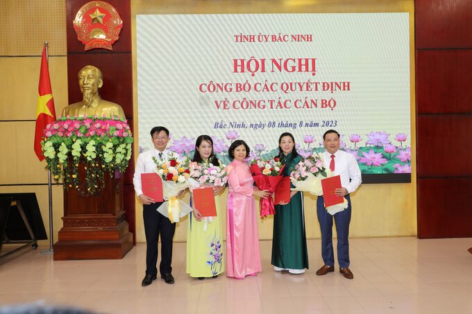 Chủ tịch UBND tỉnh Bắc Ninh Nguyễn Hương Giang trao Quyết định và tặng hoa các đồng chí được bổ nhiệm, điều động.