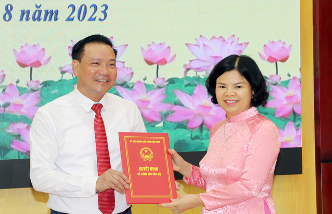 Chủ tịch UBND tỉnh Bắc Ninh Nguyễn Hương Giang trao Quyết định cho tân Giám đốc Sở Tư pháp Trần Đăng Sâm.