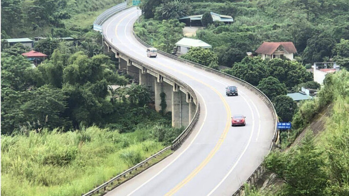 VEC sẽ huy động bằng các nguồn vốn hợp pháp theo quy định để mở rộng đoạn cao tốc Yên Bài - Lào Cai dài 83 km, từ quy mô 2 làn xe lên 4 làn xe, chiều rộng nền đường 24 m, vận tốc thiết kế 100 km/giờ