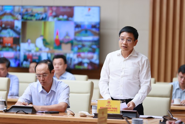 Bộ trưởng Bộ Giao thông vận tải Nguyễn Văn Thắng phát biểu tại phiên họp