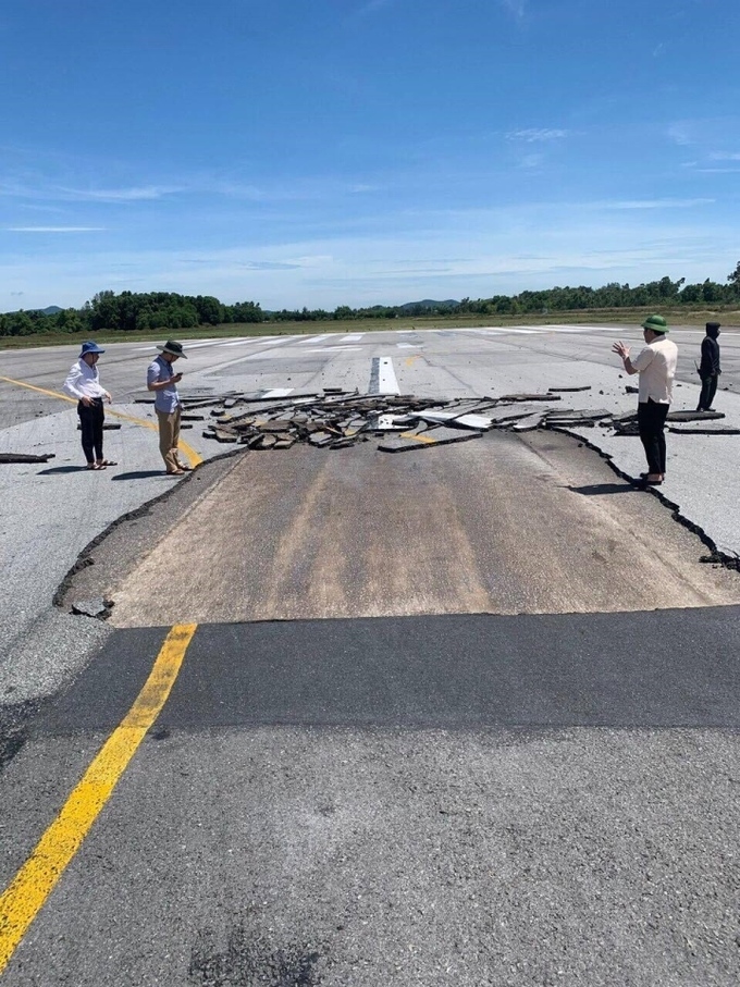 Lớp bê tông nhựa đầu 17 đường băng sân bay Vinh bị bong bật với diện tích khoảng 41,6m2
