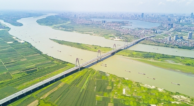 Các cầu cạn được xây dựng chạy dọc theo mép sông, tạo thành mặt sàn bê tông dọc hai bên sông; phía ngoài cùng sát mép nước làm 2 tuyến đường chạy dọc mép nước hai bên sông