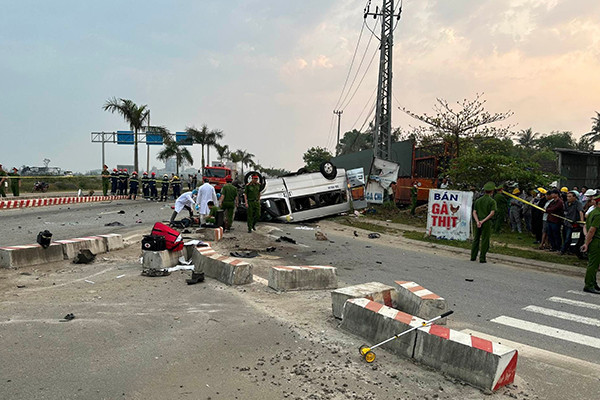 Vụ TNGT liên quan tới xe hợp đồng xảy ra ngày 14/2/2023, tại huyện Núi Thành, tỉnh Quảng Nam khiến 10 người tử vong, 11 người bị thương