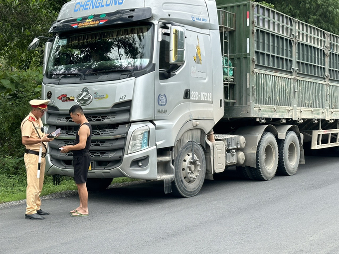 Lực lượng chức năng kiểm tra xe container trên đường Hồ Chí Minh, địa phận Hòa Bình
