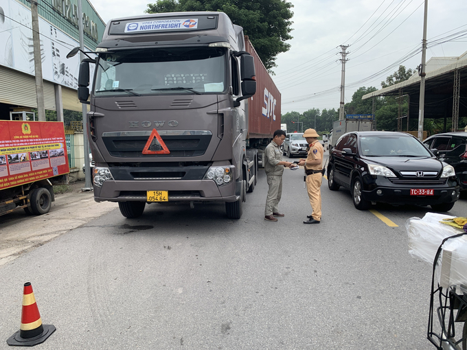 Tỉnh lộ 419, đội CSGT trật tự - Công an huyện Quốc Oai đã ra quân kiểm soát các xe ra vào khu công nghiệp