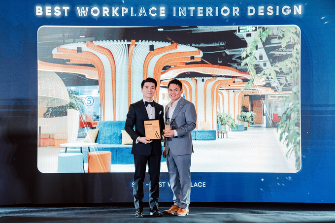 Ông Đỗ Quang Vinh, Phó Chủ tịch HĐQT, Phó Tổng Giám đốc kiêm Giám đốc Khối Ngân hàng Số (bên trái) đại diện SHB nhận giải thưởng thiết kế danh giá