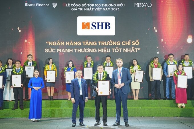 Ông Đinh Ngọc Dũng – Phó Giám đốc phụ trách Khối Ngân hàng doanh nghiệp đại diện SHB nhận giải thưởng