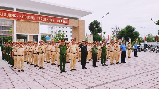 Công an tỉnh Quảng Ninh ra quân tổng kiểm soát xe khách và vận tải hàng hóa bằng container