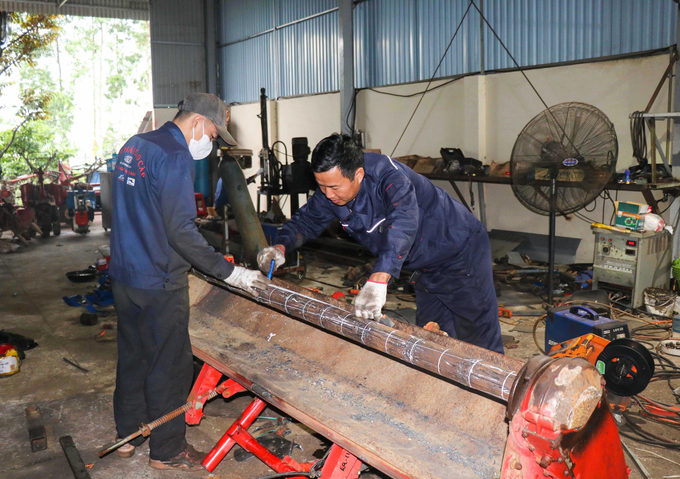 Trung bình mỗi năm, xưởng sản xuất của anh Phùng Văn Nam cung cấp ra thị trường 200 sản phẩm, tạo việc làm cho 5 lao động thường xuyên với thu nhập từ 10 - 12 triệu đồng/người/tháng.