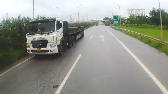 Hình ảnh xe đầu kéo đi ngược chiều trên cao tốc Hà Nội - Bắc Giang đoạn qua TP Bắc Giang trưa 20/8
