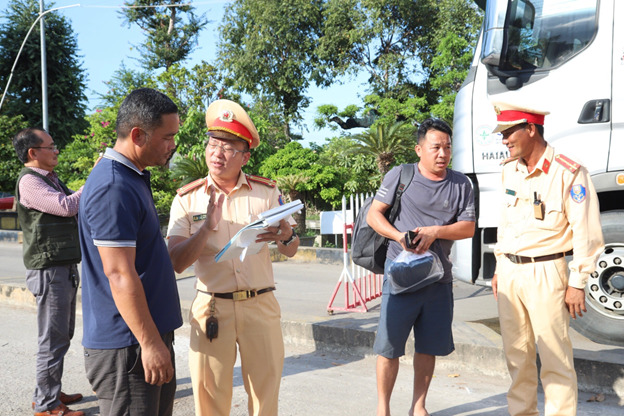 Trung tá  Tô Phúc -Trạm phó Trạm CSGT Tuy Phước giải thích, vận động cho tài xe chấp hành