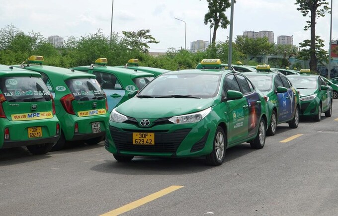 Đơn vị taxi phải niêm yết giá cước trên xe theo quy định, không tùy tiện tăng giá cước, thu phụ thu giá cước khi chưa được cơ quan thẩm quyền phê duyệt