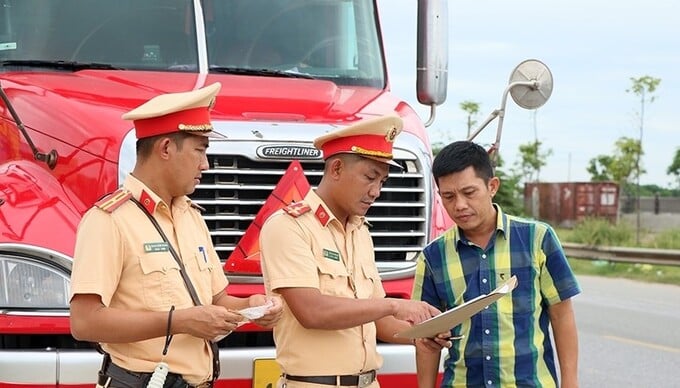 Lực lượng CSGT Hà Tĩnh tuyên truyền vận động tài xế xe container ký cam kết bảo đảm ATGT khi lưu thông trên đường