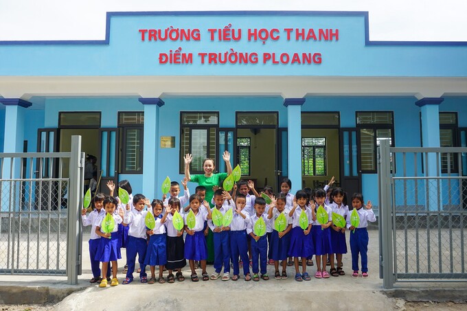 Các em học sinh và cô giáo điểm trường Ploang tại cơ sở mới