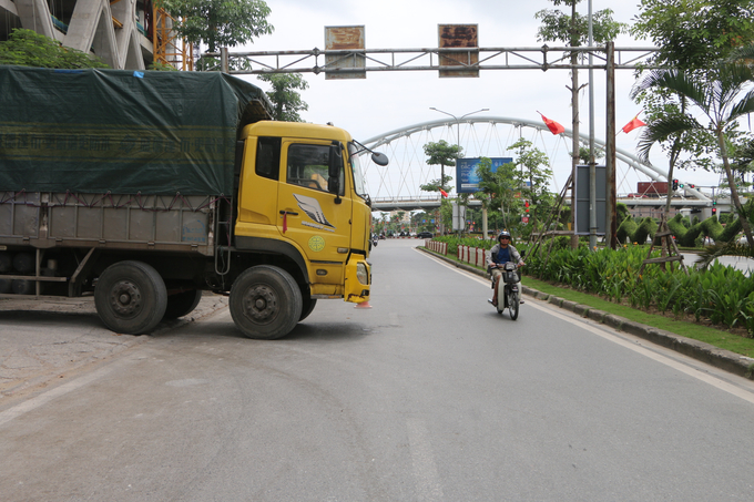 Xe tải dừng đỗ gây cản trở giao thông tại dự án phức hợp