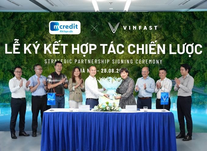 Ngày 28/08/2023, Công ty TNHH Kinh doanh Thương mại & Dịch vụ VinFast và Công ty Tài chính TNHH MB Shinsei (Mcredit) đã ký kết thoả thuận hợp tác chiến lược nhằm cung cấp gói hỗ trợ tài chính cho khách hàng mua xe máy điện VinFast trên toàn quốc