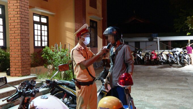 Sau 10 ngày ra quân, lực lượng Cảnh sát giao thông toàn tỉnh Thừa Thiên Huế đã kiểm tra, phát hiện, xử lý hơn hơn 941 trường hợp vi phạm nồng độ cồn.