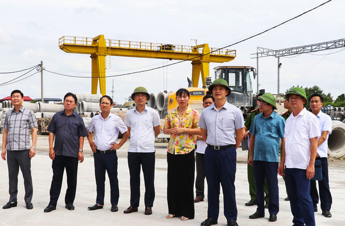 Phó Chủ tịch Thường trực UBND tỉnh Vương Quốc Tuấn kiểm tra thực tế hoạt động trạm trộn bê tông tại thị xã Quế Võ.