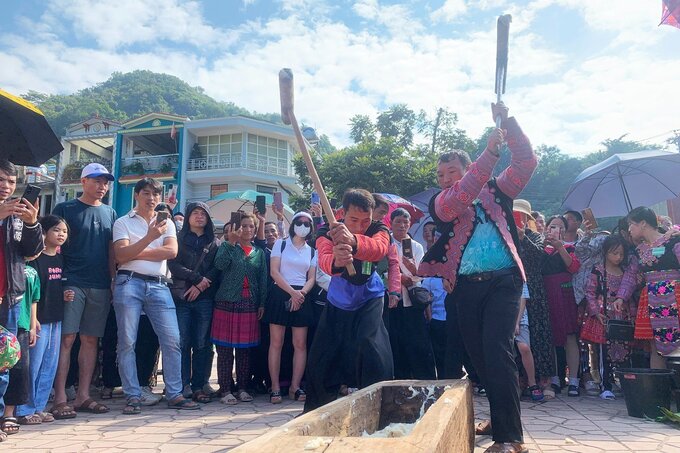 Tới với Tuần du lịch, du khách cũng có thể trải nghiệm hoạt động giã bánh dày của người Mông