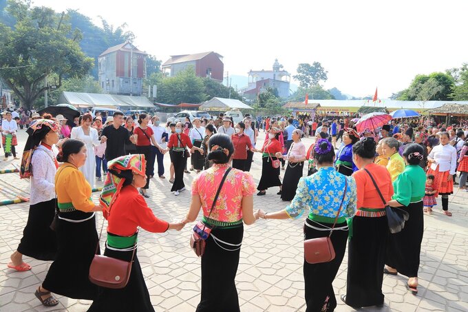 Không thể thiếu đó là điệu Múa Xòe của dân tộc Thái - văn hóa gắn kết cộng đồng là một hoạt động trải nghiệm thu hút đông đảo du khách