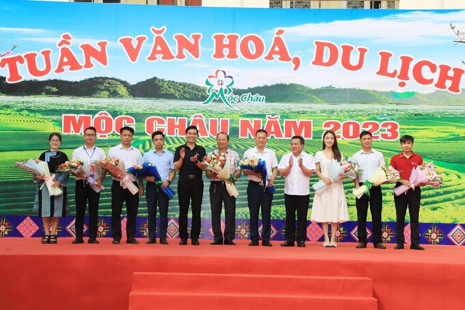 Tại buổi lễ, lãnh đạo UBND tỉnh Sơn La, UBND huyện Mộc Châu đã tặng hoa, tri ân sự đồng hành, giúp đỡ của các đơn vị tài trợ