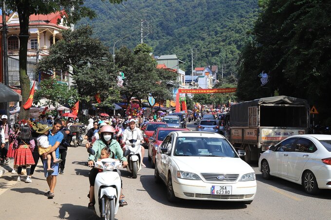 Ở bên ngoài, người và phương tiện ngày một đông, tấp nập hướng về điểm khai mạc Tuần văn hóa du lịch