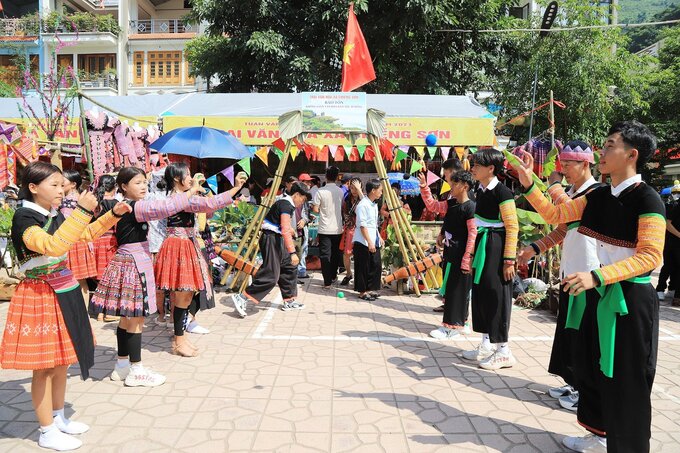 Cùng với điệu Múa Xòe, du khách tới đây có thể trải nghiệm hoạt động ném Pao của bà con xã Chiềng Sơn