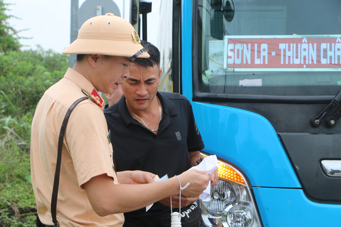 Chiến sĩ đội CSGT số 11 - Phòng CSGT (Công an TP. Hà Nội) kiểm tra xe khách