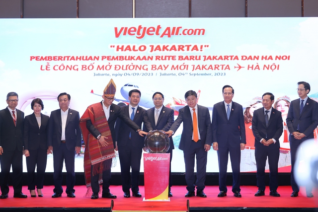 Thủ tướng Chính phủ Phạm Minh Chính cùng các đại biểu dự lễ công bố mở đường bay thẳng giữa Jakarta và Hà Nội của Hãng hàng không Vietjet - Ảnh: VGP/Nhật Bắc