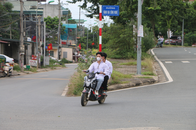 Việc hàng trăm học sinh trên địa bàn huyện Thạch Thất không đội mũ bảo hiểm, chấp hành Luật đặt ra câu hỏi liệu cơ quan chức năng, Phòng Giáo dục và Đào tạo huyện Thạch Thất đã làm tốt chức năng tuyên truyền? Các trường THPT có kiểm soát việc học sinh của mình hằng ngày tới trường ngồi trên xe máy, xe đạp điện không đội mũ bảo hiểm hay không?