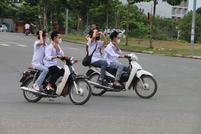 Không chỉ tại trường THPT Thạch Thất, việc không đội mũ bảo hiểm khi ngồi trên xe mô tô, xe gắn máy, xe đạp điện diễn ra trên khắp các tuyến đường nơi có các trường THPT tại huyện này