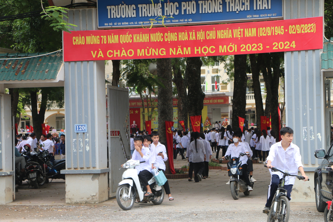 Tuy nhiên, khi bước ra khỏi cánh cổng trường sau lễ khai giảng, hàng trăm học sinh 'quên' đội mũ bảo hiểm khi ngồi trên xe máy, xe đạp điện tham gia giao thông